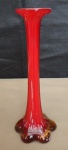 Solifleur em vidro de murano na cor vermelha sobre fundo branco no formato cilíndrico, borda revirada e base gomada com rajadas na cor branca. med:19cm