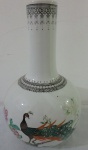 Vasos em porcelana chinesa decorado com peônias e faisões, ao gosto da família rosa. Med. 28cm