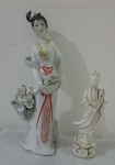Porcelana chinesa, duas esculturas de damas chinesas sendo uma branca segurando uma flor falta a mão direita e uma multicolorida com flores, segurando um abanador, vestimenta em trajes típicos. Med. da maior 25cm, menor 16cm.