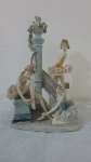 Lindo Grupo escultórico em resina com rica policromada representando "bailarinas". Alt. 25 cm.