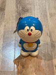 Cofre Doraemon Japão. Plástico rígido, mede aproximadamente 22 cm.