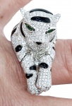 OURO 18K - Anel modelo panther em ouro branco com suas patas articuladas e seu corpo todo cravejado