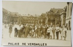 Paris - Lote com lindíssima e antiga "FOTO POSTAL SEM USO" representando um grupo de turistas próximo ao "PALÁCIO DE VERSALHES" - década de 1950/60.