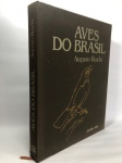 AVES DO BRASIL - ano 1979, autor Augusto Ruschi, Ilustrações Etienne Demonte e Ivonne Demonte. Apresenta assinatura do autor e localização Vitória, 17-4-80. Com 335 paginas, ricamente ilustrado e com farta pesquisa. Medindo 36x28 cm.