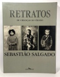 SEBASTIÃO SALGADO - "Crianças do êxodo", editora Companhia das letras. Design de Lélia Salgado. Ano 2000. Medindo 33x25 cm. Apresenta dedicatórias não identificada.