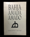 BAHIA AMADA AMADO  O AMOR Á LIBERDADE E A LIBERDADE NO AMOR / Editora EMPRESA DAS ARTES /primeira edição 1996, 140 páginas. Reúne fotografias inéditas de Maureen Bisilliat, autora da obra, que mostra a Bahia dos anos 60, integradas a textos extraídos de 12 obras do escritor Jorge Amado. Livro de grandes dimensões 44x31 cm. Contra capa com arranhões e manchas. No estado.