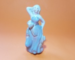 Bonita escultura de menina em porcelana segurando o chapéu - Dimensão: 14,5 X 6 cm - Vide fotos!