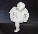 Belíssima imagem de anjo sentado ( Para se colocar em beiral de armário, mesa, etc... ) em cerâmica pintada de branco, apresenta leve perda de ponta dos dedos na mão embaixo do corpo, mas nada que interfira na beleza da peça - Dimensão: 33 X 27 cm - Vide Fotos!