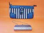 Conjunto com bolsa estilo GUESS Blue Denim - Baguette Bag, usada, sem a alça - 30 X 17 cm e Bolsa prateada de mão: 19,5 X 8 cm - Vide fotos!