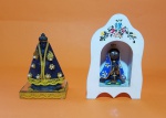 Conjunto de Nsa. Aparecida em MDF com Biscuit e Plástico com manto e base com espelho - MDF: 12 x 8 cm - Plástico com manto: 9 X 6 cm - Vide fotos!