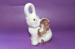 Antigo elefante de porcelana, anos 60 - Apresenta lasca da pata esquerda - Altura: 18 cm - 12 X 8,5 cm - Vide fotos!