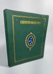 Antigo e raro álbum de fotos do Exército Brasileiro. Capa dura - Possui 16 páginas com espaço para 32 fotos do tamanho: 15 x 10 - Vazio, conforme fotos. Medida: 22 cm x 20cm x 3 cm.