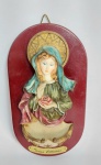 Belíssima Pia de água Benta em fina resina policromada italiana representando - Nossa Senhora da Rosa Mística - Base madeira. Teresa Italy Style. Medida: 19,5 cm x 11 cm x 4,5 cm.