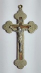 Antigo crucifixo pendente com dizeres - Indulgencia de Jerusalém - Cruz e escultura de Jesus em metal, crucificado na madeira. Medida: 9,5 cm x 5 cm x o,6 cm. Possui desgaste no rosto, conforme fotos.