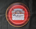 Placa de madeira com adesivo da BUDWEISER ( Serve como apoio de garrafa e copos, pendurar na parede, tampo de banqueta, etc... - Dimensão: 28 x 1 cm