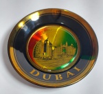 Lindo pratinho decorativo de parede souvenir de DUBAI. Porcelana com detalhes em ouro 24K. Medida: 11 cm x 2,5 cm de profundidade.