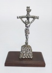 Antigo adorno de mesa religioso representando Jesus crucificado no Calvário. Escultura em metal prateado, base de madeira. S. ARTE - Medida: 10 cm x 7 cm x 4 cm.