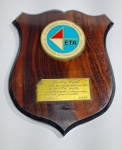 FAB - Antiga Panóplia de parede militar representando - ETA -  4º Esquadrão de Transporte Aéreo - IV Comando Aéreo Regional - Medalha em metal com detalhes esmaltados sobre base de madeira nobre. Possui plaquinha de metal com dizeres de agradecimentos de serviços prestados no ano de 1981. Conforme fotos. Medida total: 18 cm x 14,5 cm x 2 cm. Medida da medalha: 61 mm de diâmetro x 4 mm de espessura.