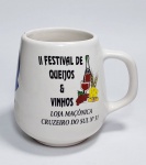 Caneca em porcelana comemorativa ao - II Festival de Queijos e Vinhos da Loja Maçônica Cruzeiro do Sul Nº 31 - Oriente Nova Iguaçu - Ano: 2000 - Pedreira São Joaquim - SP - Medida: 9,5 cm de altura x 11 cm x 8,5 cm de diâmetro.