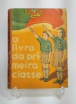 Antigo e lindo livro Português - O Livro da Primeira Classe - 1º edição - Ensino Primário Elementar - Ministério da Educação Nacional - Lisboa - 1941 - Capa dura - 144 páginas com lindas ilustrações, testos pedagógicos e ensinamentos religiosos. Possui marcas do tempo, restauro de durex na página 11 e na página 73 e 74 foi colado umas tirinhas de papel branco, conforme fotos. medida: 23 cm x 18 cm x 1,5 cm.