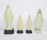 Lote de 4 imagens religiosas representando o Menino Jesus de Praga e as outras três à Virgem Maria. Confeccionadas em material sintético fosforescente. Conforme fotos. Medida da maior: 17 cm de altura. Medida da menor: 11,5 cm de altura.