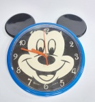 Antigo e decorativo relógio de parede musical - MICKEY MOUSE - Disney - Quartz- Estrutura em plástico rígido e acrílico - Funcionamento: 2 pilhas AA - Necessita de revisão no musical e o relógio funciona mas para, o ponteiro dos segundos está arqueado. Possui marcas do tempo. Vendido no estado, conforme fotos. Medida: 26 cm x 21 cm de diâmetro x 3,5 cm.