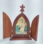 Lindo adorno de mesa de madeira no formato de Capelinha com imagem da Mãe, Rainha e Vencedora Três Vezes Admirável de Schoenstatt. Medida fechada: 18 cm de altura x 12 cm x 3 cm.