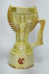 Linda caneca em porcelana no formato da Taça Jules Rimet, comemorativa ao 1º Festival do Chopp do Unidos do Cabral. Ano: 1981 - Cerâmica Santa Izabel - SP - Medida: 20 cm de altura x 13 cm x 8,5 cm.