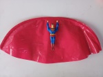 Lindo e conservado boneco de coleção representando - Superman planador - Medida do Boneco:  9 cm de altura:  Medida do planador:  14,5 cm x 31 cm.