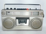 Antigo Stereo Rádio Cassette Recorder - AM/FM - CCE - Modelo: CSC-810 FW - Funcionamento: 6 pilhas 1.5 V - Entrada: AC 110 - 200 - 240 - Foi feito teste com fonte e funcionou todas as funções. Não foi testado com pilhas. Estrutura em plástico rígido - Medida: 40 cm x 23 cm de altura x 13 cm. OBS: Possui perda das travas de fixação da proteção das pilhas e o encaixe da antena necessita de certos cuidados ao manusear. No geral o aparelho está conservado. Vendido no estado, conforme fotos.