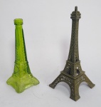 Lote com 2 esculturas da famosa Torre Eiffel - Sendo uma em Metal, e a outra em vidro (antigo vidro de perfume, sem a tampinha) - Medida maior:  19 cm de altura.