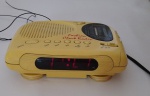 Antigo e Conservado Rádio Relógio AM/FM - COUGAR - FASHION CLOCK RADIO - Rádio FM funcionando - Visor acendendo - Possui uma emenda com fita isolante no fio - Conforme fotos - Medida: 17 x 14 x 6 cm.