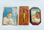 Lote com 3 Adornos Religiosos - Representando Crucificação de Cristo - Padre Marcelo Rossi, Nossa Senhora de Guadalupe e Papa Bento 16 - Medida do Quadro maior: 20 x 15 cm.