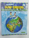 Lote com 97 fascículos lacrados da Coleção - Construa o seu Globo Terrestre 3D - Editora SALVAT do Brasil - 2014 - Peças em plástico rígido e haste em metal. Acompanha fascículo pôster com informações e fichário capa dura. OBS: Coleção completa é de 100 fascículos, porém não possui os fascículos: 38, 49 e 55. Medida do globo montado: 50 cm de diâmetro x 60 cm de altura.