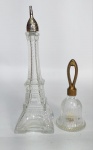 Lote de 2 antigos e lindos frascos vazios de vidro de perfumes da AVON. Formato da Torre Eiffel e Sino - Anos: 70 - Medida maior: 21 cm de altura x 7 cm x 7 cm. .