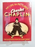 Conservado e belíssimo livro - MY LIFE IN PICTURES CHARLES CHAPLIN - THE ILLUSTRATED STORY OF A COMIC GENIUS - Ano: 1974 - Editora: Peerage Books - Capa dura com sobrecapa - Idioma: Inglês - 320 páginas com riqueza de textos e ilustrações da Vida do Gênio Cômico Charles Chaplin. Medida: 29,5 cm x 22 cm x 2,5 cm. ACERVO do violinista, cantor e compositor Jararaca (José Luiz Calazans) e de seu filho Luiz Calazans.