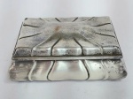 Lindo e antigo porta Joias da Meridional em Prata EPNS. Fundo em madeira, conforme fotos. Medida: 16 cm x 11 cm x 6 cm de altura. Obs: EPNS, significa ( Electro Plated  Nickel Silver ) estrutura de Níquel com banho de Prata.