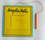 Antigo e raro brinquedo japonês - MAGNETIC MATH - Método divertido e educacional de aprender Tabuada. Apenas um toque com o lápis magnético sob à formula desejada e a resposta aparece. Anos: 60/70 - OTAGIRI - JAPAN. Medida: 20,5 cm x 19,5 cm x 1,5 cm. Obs: Possui um trincado em uma das laterais, porém não compromete sua estrutura. Conforme fotos.