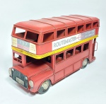 Linda miniatura decorativa de lata representando o famoso ônibus de 2 andares de Londres. Medida: 25 cm de comp x 8 cm x 13 cm de altura.