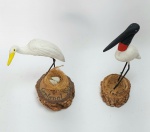 Lindo lote com 2 mini esculturas representando aves do Pantanal - GARÇA e TUIUIÚ - Escultura em biscuit, pés de arame, base tronco de árvore. Souvenir do Pantanal. Medida maior: 167 cm x  cm de altura x 5 cm.