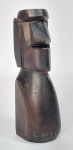 Linda escultura em madeira representando - MOAI - Ilha de Páscoa - Souvenir do Chile - Medida: 13 cm de altura x 4 cm x 4 cm.