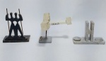 Lote de 3 lindas miniaturas. Sendo uma representando o famoso avião do Santos Dumont " 14 Bis " em resina, souvenir de Petrópolis e 2 representando o congresso Nacional e o Monumento " Os Candangos ", souvenir de Brasília.  Material: Pedra sabão, resina e metal.  Medida do avião : 8 cm x 10 cm x 6,5 cm de altura.