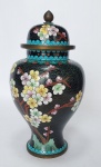 Antigo e belíssimo Potiche Cloisonné Chinês em bronze, adornado com florais e borboleta. Medida: 24 cm de altura x 12 cm de diâmetro de bojo. O  Cloisonné é uma técnica de trabalho em esmalte na qual tiras finas de metal são coladas sobre uma superfície, formando um desenho composto por vários pequenos compartimentos preenchidos com pasta de esmalte vitrificado. A técnica do cloisonné é toda feita à mão, de origem bizantina e foi introduzida na China no século XIV.