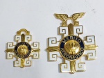 FAB - Conjunto de Medalhas -  Ordem Mérito Aeronáutico - Metal dourado com detalhes esmaltados - Medida maior: 7,5 cm x 6,5. cm x 1 cm. Criada em 1943, Ordem do Mérito Aeronáutico (OMA) é uma distinção concedida a militares da Aeronáutica brasileira que tenham prestado notáveis serviços ao país ou que tenham se distinguido no exercício da profissão; a militares das Forças Armadas nacionais e estrangeiras que tenham se tornado merecedores de homenagem da Nação brasileira e, particularmente, da Aeronáutica; a cidadãos brasileiros e estrangeiros que tenham se destacado nas áreas que atuam a serviço do país; e a corporações militares, nacionais ou estrangeiras, suas bandeiras ou estandartes, por serviços ou ações que mereçam o reconhecimento da Nação brasileira e, de modo particular, da Aeronáutica.