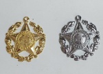 Lote de 2 Lindas medalhas de Mérito Militar - Metal prateado e Metal dourado - Medida da medalha: 35 mm de diâmetro. Foi criada pelo Decreto n 4.238, de 15 de Novembro de 1901, e destina-se a recompensar os bons serviços prestados pelos oficiais e praças do Exército, da Marinha e da Força Aérea Brasileira, em serviço ativo.