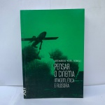 Pensar o Cinema Capa comum  1 setembro 2015Edição Português  por Vários Autores (Autor) ESGOTADO Os ensaios deste livro apresentam reflexões sobre cinema, ética e filosofia. Excedem, assim, o fenômeno cinematográfico particular e inserem-se em uma questão mais ampla, a do papel das imagens em nossa cultura, que podem representar, interrogar e produzir história. Os textos de filósofos, cineastas e críticos como Alain Badiou, Vilém Flusser, Jacques Rancière, Harun Farocki e Gustavo Aprea, ocupam-se de temas como a relação do pensamento filosófico com a criação cinematográfica, a memória visual do genocídio, a relação entre imagem, avanço científico e maquinário bélico, entre outros. A leitura desta antologia, portanto, é uma excelente oportunidade para, a partir do cinema, pensar questões fundamentais do mundo contemporâneo.