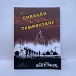 LIVRO: Ao coração da tempestade  ótimo estado, 2021 * Ao coração da tempestade, Edição Português  por Will Eisner (Autor), Augusto Pacheco Calil (Tradutor) ** Ao Coração da Tempestade é uma obra autobiográfica do quadrinista Will Eisner que retrata a história da sua família e a situação dos judeus na Europa e nos Estados Unidos, entre a Primeira e a Segunda Guerra Mundial.