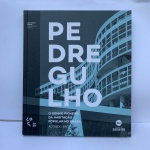 Livro Pedregulho -  ESGOTADO - O Sonho Pioneiro da Habitação Popular no Brasil, por Alfredo Britto. Exemplar lacrado. Capa dura. 26x30cm. Biblioteca Rio 450 Publicação Oficial.