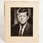 Foto da campanha de 1960 do icônico presidente John F. Kennedy medindo alt:25 cm comp:20cm , tirada por Fabian Bachrach que foi um fotógrafo americano conhecido por retratos de celebridades, políticos, presidentes e outros indivíduos proeminentes mais.tarde esta fotografia foi usada como oficial depois que foi eleito presidente em 1960. A família de Bachrach, proprietária dos Bachrach Studios, está no ramo de fotografia comercial há mais de 140 anos.Acredita-se que o Bachrach Studios seja o estúdio fotográfico em operação contínua mais antigo do mundo. Seu avô paterno, David Bachrach, fundou o Bachrach Studios em Baltimore, Maryland, em 1868. Ele já havia fotografado Abraham Lincoln durante sua viagem a Gettysburg em 1863 durante a Guerra Civil dos Estados Unidos.. RETIRADA: Rua dos Artistas 70, casa - Vila Isabel, Rio de Janeiro.