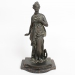 FIGURA FEMININA - Escultura em bronze patinado e finamente cinzelado. Base em mármore negro rajado. Med:40 cm de altura. RETIRADA: Rua dos Artistas 70, casa - Vila Isabel, Rio de Janeiro.